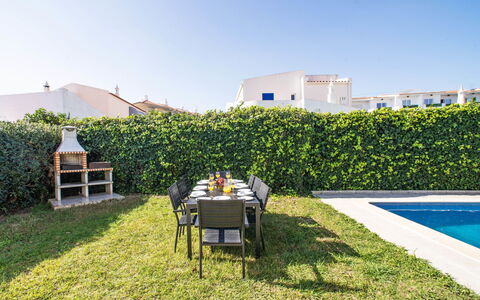 Ly - Vip Properties: Pianta, Cielo, Shade, Lotto, Tavolo, Mobili Da Esterno, Erba, Paesaggio Naturale, Costruzione, Urban Design