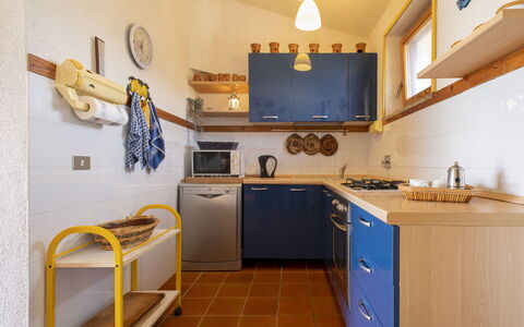 Savina: Cabinetry, Proprietà, Lavandino Della Cucina, Lavello, Controsoffitto, Rubinetto, Cucina, Interior Design, Giallo, Cucina Stufa