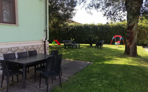 Franco House With Pool: Mobilia, Mobili Da Esterno, Giardino, Prato, Sedia, Tavolo Esterno, Backyard, Shade, Cortile, Landscaping