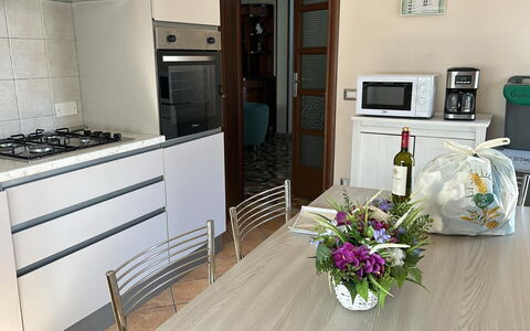 Franco House With Pool: Elettrodomestico Da Cucina, Cucina, Apparecchio Major, Mobilia, Controsoffitto, Pavimentazione, Legna, Interior Design, Cucina Stufa, Cabinetry