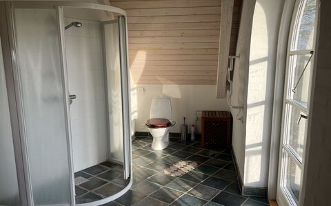 Herlek - 450M from the Sea: Pavimentazione, Legna, Pavimento, Interior Design, Idraulico Fixture, Camera, Bagno, Piastrella, Idraulico
