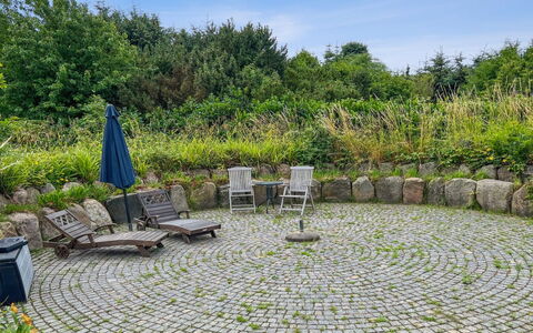 Herlek - 450M from the Sea: Arbusto, Giardino, Flagstone, Groundcover, Cobblestone, Mobili Da Esterno, Landscaping, Passerella, Backyard, Cortile