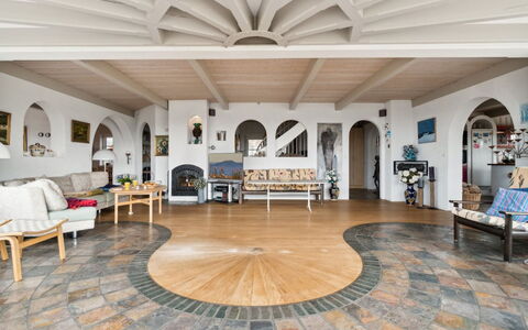Herlek - 450M from the Sea: Pavimentazione, Pavimento, Interior Design, Soffitto, Mobilia, Pavimento In Legno, Sala, Soggiorno, Color Legno, Latifoglie