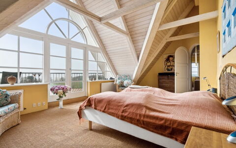 Herlek - 450M from the Sea: Mobilia, Camera Da Letto, Interior Design, Legna, Pavimento, Soffitto, Letto, Pavimentazione, Casa, Illuminazione