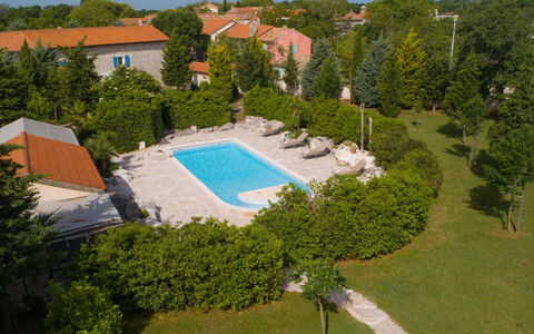 Mega: Mobilia, Proprietà, Pianta, Comfort, Tessile, Legna, Interior Design, Cabinetry, Pianta Della Casa, Pavimentazione