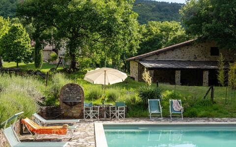 Villa Amiata: Acqua, Pianta, Proprietà, Costruzione, Verde, Natura, Ombrello, Albero, Piscina, Mobili Da Esterno