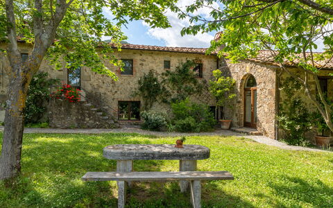 Villa Amiata: Pianta, Costruzione, Cielo, Paesaggio Naturale, Albero, Finestra, Vegetazione, Architettura, Lotto, Erba