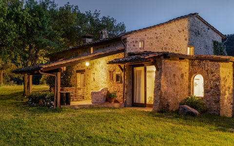 Villa Amiata: Pianta, Proprietà, Costruzione, Cielo, Finestra, Albero, Lotto, Paesaggio Naturale, Porta, Villetta