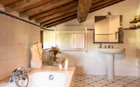 Villa Amiata: Marrone, Rubinetto, Idraulico Fixture, Specchio, Vasca Da Bagno, Proprietà, Lavello, Costruzione, Bagno, Interior Design