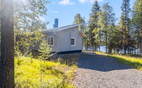 Pohjaslahdentie 17 a: Albero, Casa, Villetta, Casa, Lotto, Tetto, Raccordo, Larice, Estate