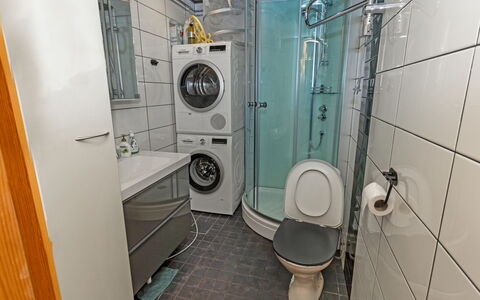 Pohjaslahdentie 17 a: Lavatrice, Lavanderia, Asciugatrice, Idraulico Fixture, Pavimentazione, Pavimento, Lavello, Idraulico, Bagno, Gabinetto