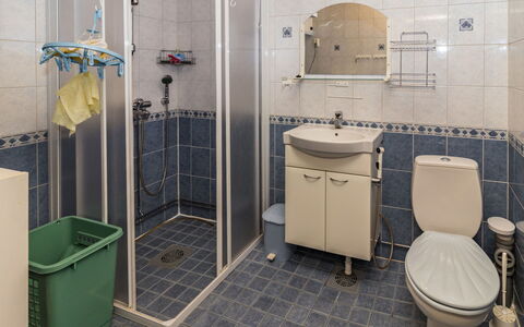 Pohjaslahdentie 17 B: Toilet Seat, Idraulico Fixture, Bagno, Gabinetto, Lavello, Pavimentazione, Pavimento, Lavandino Del Bagno, Interior Design, Idraulico