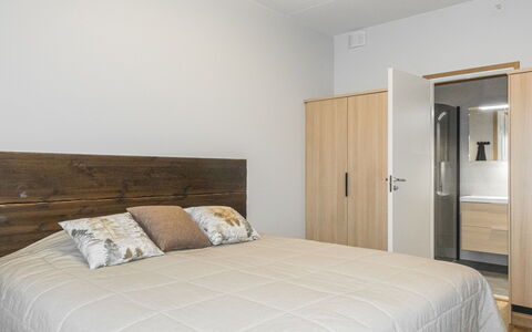 Villa Jääpolte: Letto, Mobilia, Camera Da Letto, Bedding, Interior Design, Pavimentazione, Pavimento, Parete, Lenzuolo, Legna