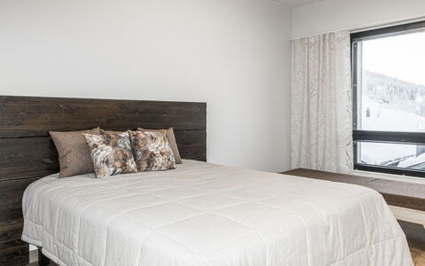 Villa Jääpolte: Camera Da Letto, Letto, Legna, Pavimentazione, Interior Design, Bedding, Lenzuolo, Mobilia, Pavimento, Biancheria