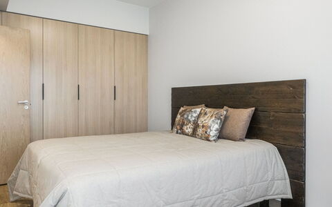 Villa Jääpolte: Letto, Pavimentazione, Camera Da Letto, Parete, Pavimento, Interior Design, Legna, Mobilia, Lenzuolo, Bedding