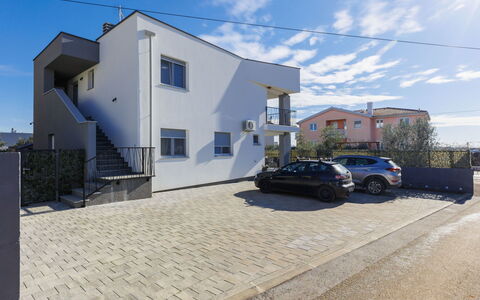 Umag Zambratija 441: Costruzione, Giorno, Proprietà, Cielo, Acqua, Pianta, Finestra, Piscina, Albero, Urban Design