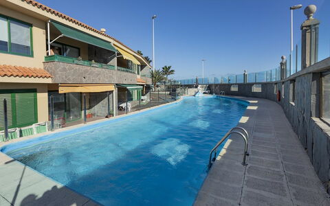Aquarius 4: Acqua, Cielo, Giorno, Finestra, Costruzione, Azzurro, Piscina, Corpo D'Acqua, Shade, Street Luce
