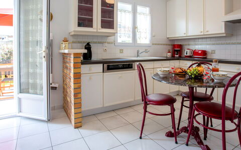 Les Pêcheries: Controsoffitto, Cabinetry, Mobilia, Proprietà, Finestra, Elettrodomestico Da Cucina, Cucina, Cucina Stufa, Legna, Interior Design