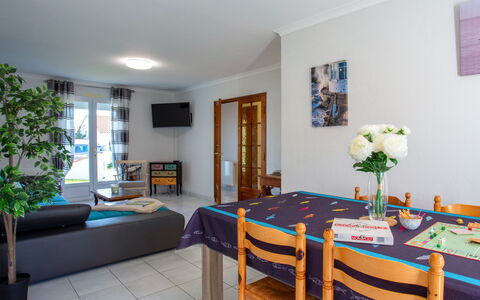 Les Pêcheries: Tavolo, Cornice, Proprietà, Mobilia, Fiore, Pianta, Azzurro, Pianta Della Casa, Interior Design, Decorazione