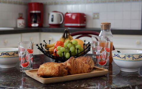 Les Pêcheries: Cibo, Tavola, Dishware, Tavolo, Ingrediente, Piatto, Serveware, Controsoffitto