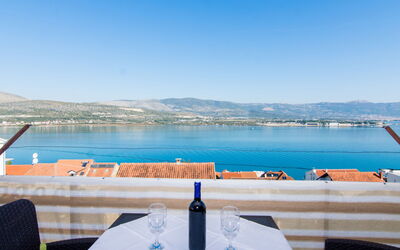 Trogir 183: Cielo, Acqua, Tavolo, Proprietà, Mobilia, Blu, Azzurro, Sedia, Montagna, Costruzione