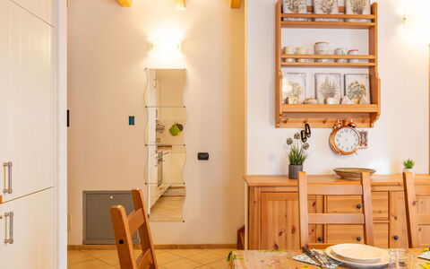Giove: Cabinetry, Mobilia, Proprietà, Legna, Cassetto, Interior Design, Tavolo, Cassettiera, Pavimentazione, Pavimento