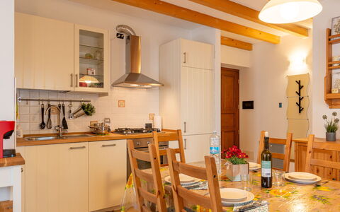 Giove: Proprietà, Cabinetry, Tavolo, Controsoffitto, Sedia, Arancia, Legna, Cucina, Interior Design, Tavola