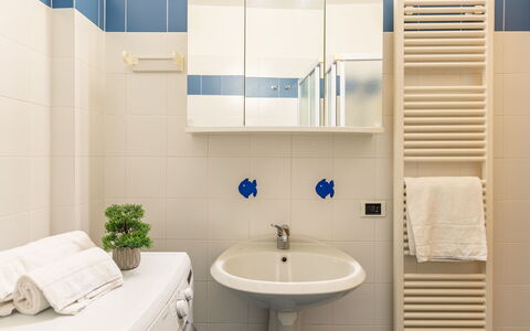 Cremia 615: Rubinetto, Idraulico Fixture, Proprietà, Lavello, Lavandino Del Bagno, Bagno, Azzurro, Interior Design, Viola, Illuminazione