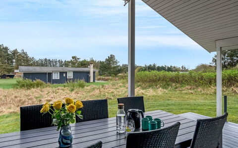 Conny - 350M from the Sea: Tetto, Casa, Casa, Villetta, Porta, Raccordo, Deck, Portico, Plank, Latifoglie