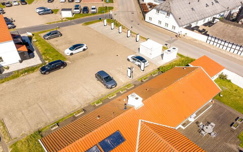 Jeppe - 200M from the Sea: Mobilia, Interior Design, Divano, Pavimentazione, Pavimento, Soggiorno, Camera, Tavolo, Sedia, Appartamento