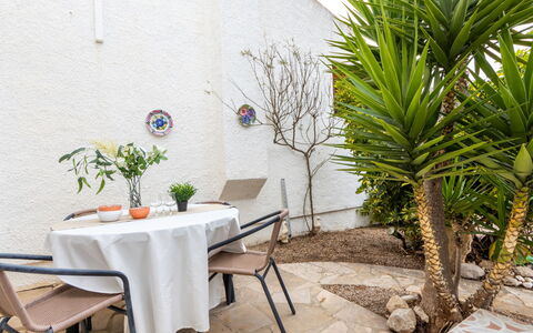 Tu Y Yo: Tavolo, Pianta, Proprietà, Mobilia, Verde, Sedia, Illuminazione, Interior Design, Parete, Arecales
