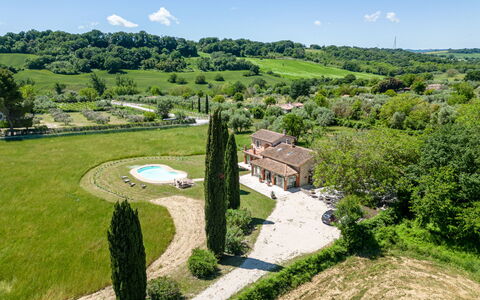 Le Cascate: Cielo, Pianta, Nube, Paesaggio Naturale, Lotto, Albero, Urban Design, Erba, Paesaggio, Pascolo