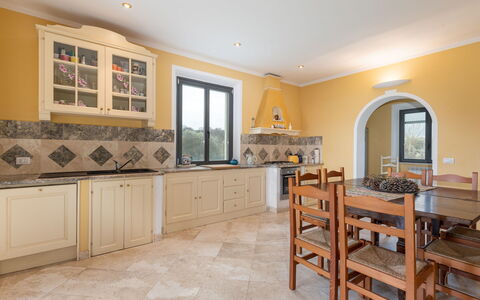 Le Cascate: Cabinetry, Mobilia, Costruzione, Controsoffitto, Finestra, Legna, Interior Design, Cucina, Casa, Color Legno