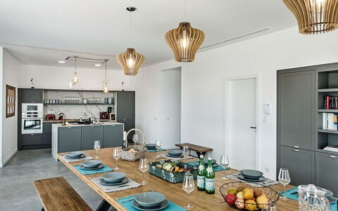 Recanto Murta V6 Vip Properties: Tavolo, Mobilia, Tavola, Cibo, Illuminazione, Interior Design, Controsoffitto, Legna, Cornice, Cucina