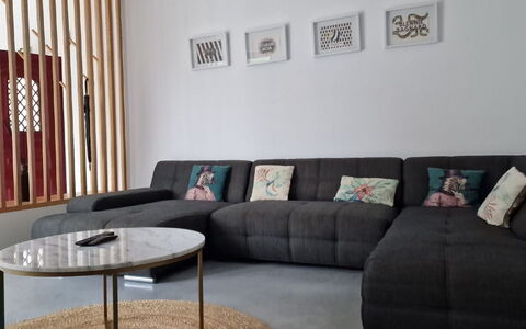 Recanto Murta V6 Vip Properties: Divano, Mobilia, Proprietà, Tavolo, Comfort, Interior Design, Legna, Cornice, Divano Letto, Soggiorno