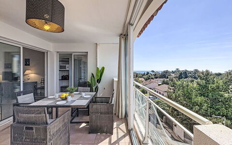 Les Calanques D'Azur: Mobilia, Appartamento, Pavimento, Pavimentazione, Sedia, Casa, Balcone, Cucina & Sala Da Pranzo Tavolo, Soffitto, Condominio