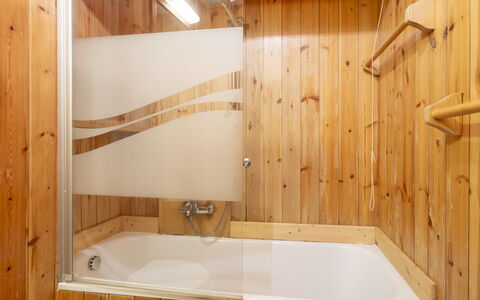 Masserini View Apartment: Legna, Pavimentazione, Pavimento, Interior Design, Idraulico Fixture, Bagno, Camera, Vasca Da Bagno, Idraulico, Color Legno