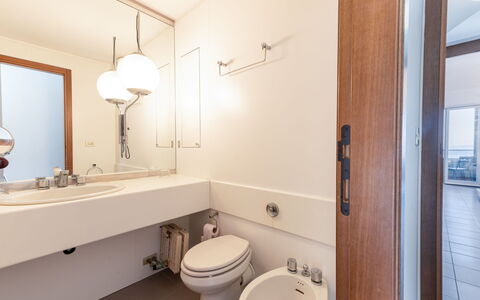 Punta Ala 130: Specchio, Idraulico Fixture, Lavello, Proprietà, Rubinetto, Lavandino Del Bagno, Bagno, Viola, Legna, Interior Design