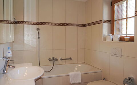 Chalet Pfingstrose: Bagno, Idraulico Fixture, Lavandino Del Bagno, Lavello, Interior Design, Pavimentazione, Rubinetto, Pavimento, Vasca Da Bagno, Idraulico