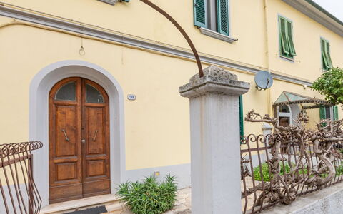 Il Cortile: Pianta, Finestra, Costruzione, Porta, Legna, Quartiere, Parete, Casa, Facciata