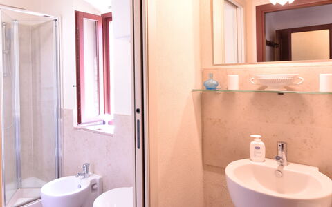 Podere Le Muricce: Specchio, Marrone, Lavello, Rubinetto, Lavandino Del Bagno, Idraulico Fixture, Proprietà, Viola, Bagno, Legna