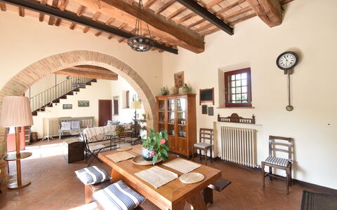 Podere Le Muricce: Mobilia, Proprietà, Tavolo, Cornice, Legna, Interior Design, Pianta Della Casa, Costruzione, Sedia, Soggiorno