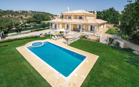Monte Sol - Vip Properties: Pianta, Cielo, Proprietà, Costruzione, Vaso Di Fiori, Nube, Architettura, Finestra, Tavolo, Mobili Da Esterno