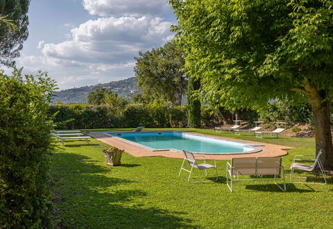 Villa Marconi: Acqua, Pianta, Nube, Cielo, Piscina, Shade, Albero, Mobili Da Esterno, Sedia, Tavolo