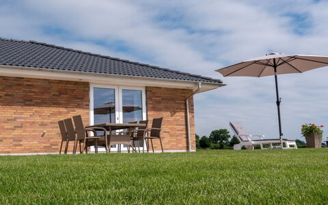 Volmar - 10M from the Sea: Blu, Arbusto, Villetta, Groundcover, Giardino, Estate, Shade, Landscaping, Agriturismo, Eco Hotel