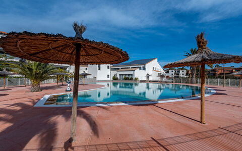 Horizon Golf: Nube, Acqua, Cielo, Pianta, Costruzione, Piscina, Azzurro, Mobili Da Esterno, Lettino, Ombrello