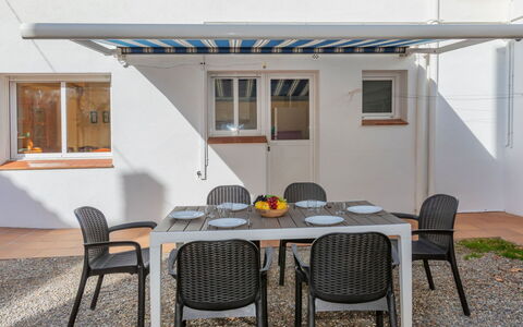 Can Can Grau: Tavolo, Mobilia, Proprietà, Finestra, Sedia, Legna, Shade, Costruzione, Interior Design, Tavolo Esterno