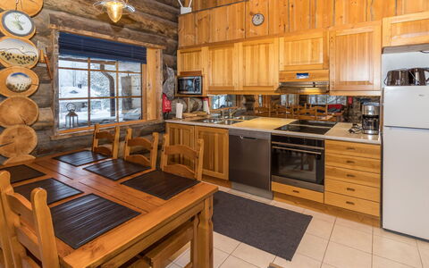 Kelovalta 1B: Legna, Cucina, Villetta, Casa, Soffitto, Color Legno, Log Cabin, Controsoffitto, Latifoglie, Cucina & Sala Da Pranzo Tavolo