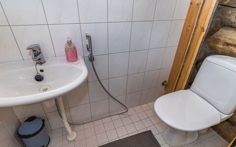 Kelovalta 1B: Bagno, Toilet Seat, Idraulico Fixture, Gabinetto, Lavandino Del Bagno, Lavello, Pavimentazione, Pavimento, Rubinetto, Idraulico