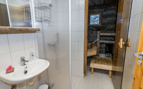 Kelovalta 1B: Pavimentazione, Pavimento, Legna, Interior Design, Camera, Idraulico Fixture, Mobilia, Idraulico, Bagno, Soffitto